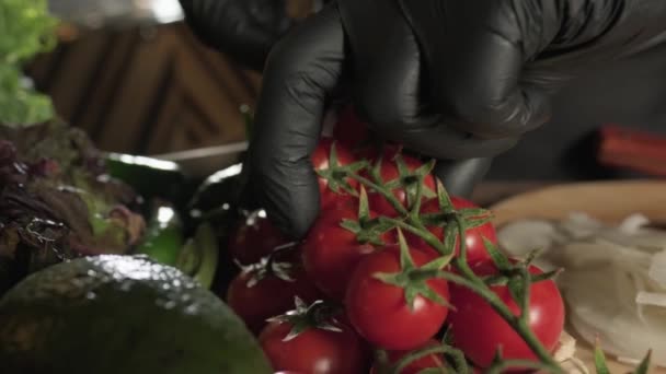 Σεφ Μαζεύει Ντομάτες Από Ένα Καλάθι Βότανα Γάντια Αργή Κίνηση — Αρχείο Βίντεο