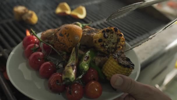 Şef Izgaradan Kızarmış Balık Domates Sebzeleri Bir Tabağa Aktarır Yavaş — Stok video