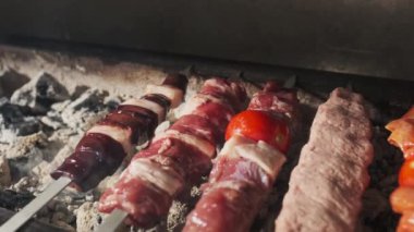 Tavuk, et ve ciğer kebabı açık ızgarada kömürle kızartılır. Yavaş Hareket, Kapat.