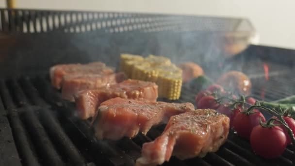 シェフは魚 トマト 野菜に塩とスパイスを加え オープン火で焙煎する スローモーション クローズアップ — ストック動画