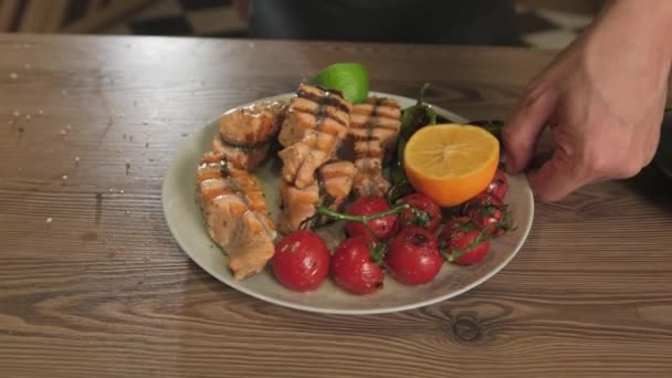 Σεφ Επιδεικνύει Ένα Πιάτο Σερβιρισμένο Τηγανητά Ψάρια Βότανα Λαχανικά Και — Αρχείο Βίντεο