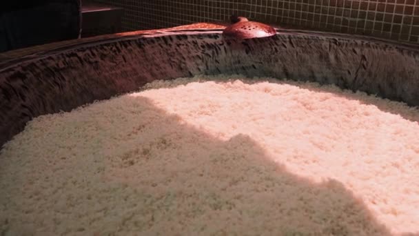 Velký Kotel Pilaf Rýží Zavřít Pomalý Pohyb — Stock video