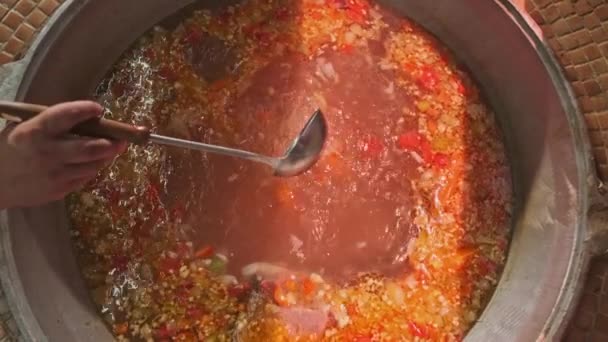 Šéfkuchař Mísí Masovou Polévku Zeleninou Velkém Kotli Drážkovanou Lžící Pomalý — Stock video