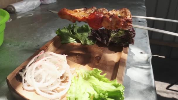 Chef Serve Kebab Con Pollo Mantello Fegato Una Tavola Legno — Video Stock