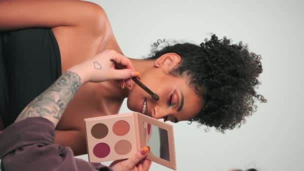 阿联酋 2023 专业的化妆大师把油漆涂在一个卷发的年轻模特身上 慢动作 — 图库视频影像