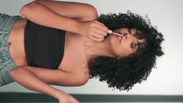 Vertikální Portrét Mladého Modelky Chmurnými Afro Vlasy Světlým Make Upem — Stock video