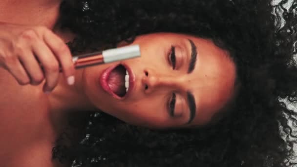 Retrato Vertical Modelo Jovem Com Cabelos Afro Sombrios Maquiagem Brilhante — Vídeo de Stock