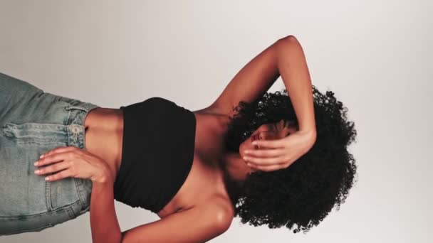 Portrait Vertical Jeune Modèle Souriant Aux Cheveux Bouclés Dans Style — Video