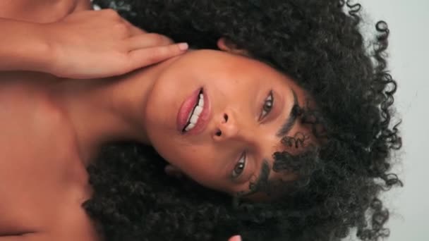 Vertikalt Porträtt Ung Leende Modell Med Lockigt Hår Afro Stil — Stockvideo