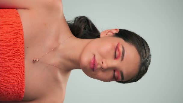 Retrato Vertical Modelo Jovem Com Cabelo Preto Longo Maquiagem Brilhante — Vídeo de Stock