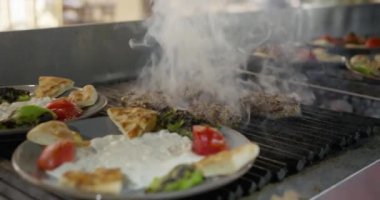 Otel mutfağında pirzola yemek tabağının yanında. Yavaş Hareket, Kapat.