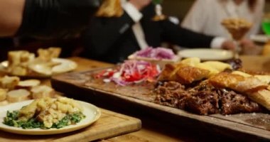 Garson bitmiş eti keser ve restorandaki masayı yönetir. Kapat, Yavaş Hareket.