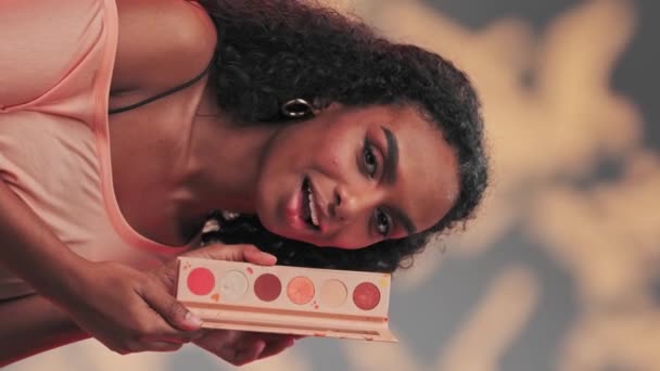 Mladý Atraktivní Model Ukazuje Sadu Kosmetiky Pomalý Pohyb Studio Shot — Stock video