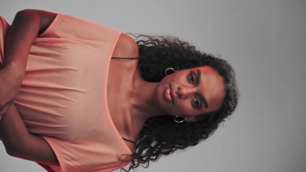 Makijażysta Nakładający Szminkę Usta Młodej Atrakcyjnej Modelki Studiu Fotograficznym Zwolniony — Wideo stockowe
