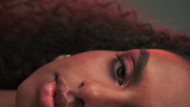 Retrato Uma Jovem Mulher Morena Com Cabelo Afro Maquiagem Brilhante — Vídeo de Stock