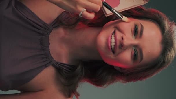 Jovem Modelo Estúdio Para Filmar Mestre Aplica Maquiagem Seu Rosto — Vídeo de Stock