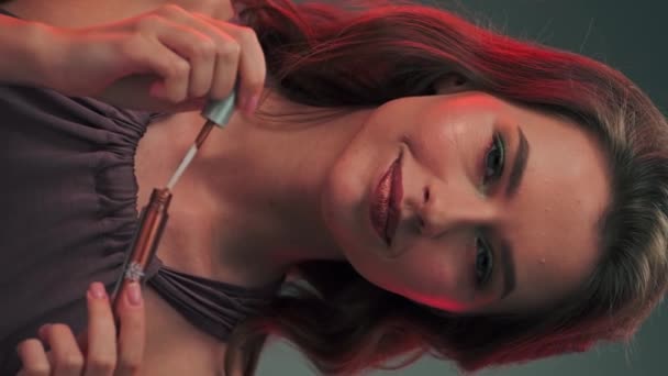 Retrato Close Uma Jovem Mulher Pintando Lábios Com Mimo Movimento — Vídeo de Stock