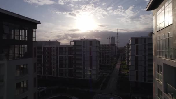 Bir Yeni Inşa Edilmiş Yüksek Binaların Üzerinde Uçuyor Hava Görünümü — Stok video