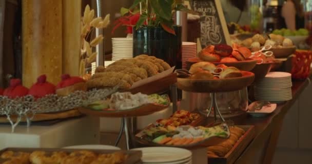 Table Buffet Dans Salle Manger Hôtel Luxe Cher Mouvement Lent — Video