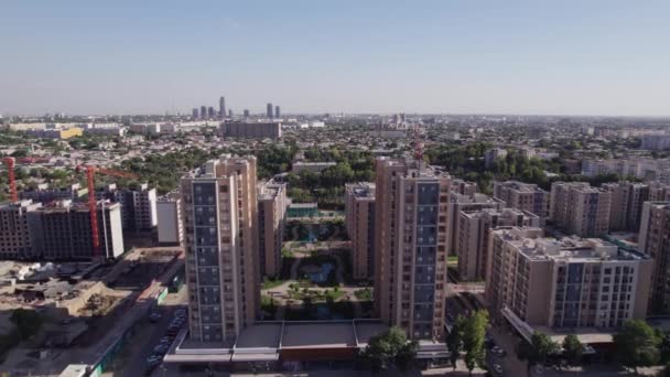 一架无人驾驶飞机飞过新建的高层大楼 空中视图 — 图库视频影像