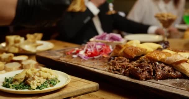 Σερβιτόρος Κόβει Κρέας Και Τρέχει Τραπέζι Στο Εστιατόριο Κλείσιμο Αργή — Αρχείο Βίντεο