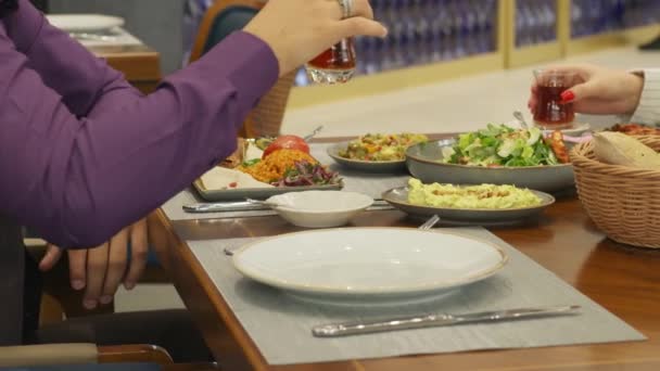 사람들은 식당에서 식탁에 앉아서 먹습니다 클로즈업 슬로우 — 비디오