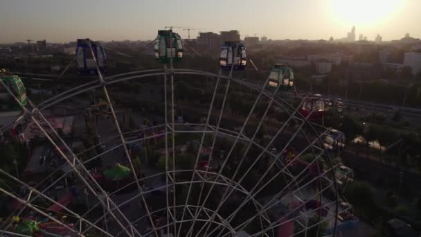 Dron Vuela Sobre Parque Atracciones Con Carruseles Una Rueda Fortuna — Vídeo de stock