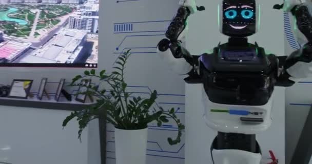 Humanoid Robot Kiállításon Bemutatóteremben Lassú Mozgás — Stock videók