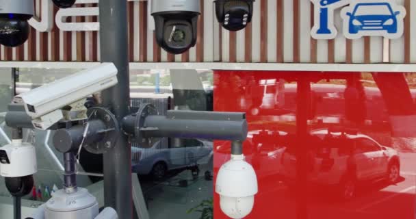 Drone Survole Stand Exposition Dans Rue Avec Des Caméras Vidéosurveillance — Video