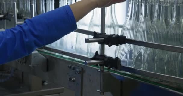 Una Trabajadora Comprueba Las Botellas Vidrio Que Mueven Transportador Con — Vídeos de Stock