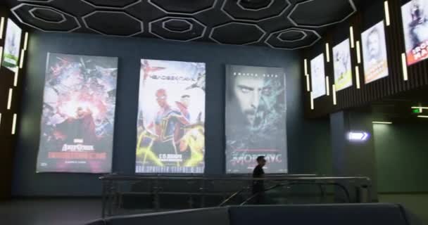 Taschkent Usbekistan 2022 Kinohalle Mit Filmplakaten Panorama Zeitlupe — Stockvideo