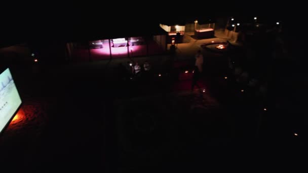 Dron Filmujący Tancerkę Ogniem Nocy Arabskim Dywanie Widok Powietrza — Wideo stockowe