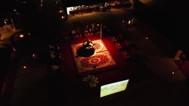 Безпілотник Фотографує Танцюриста Крутиться Арабському Мисі Повітряний Вигляд — стокове відео