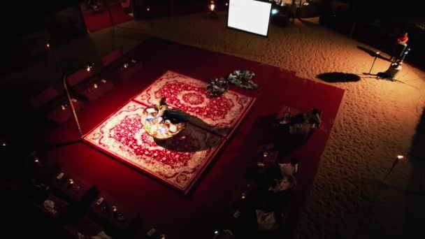无人机拍摄了一个穿着阿拉伯斗篷的旋转舞者的照片 空中视图 — 图库视频影像