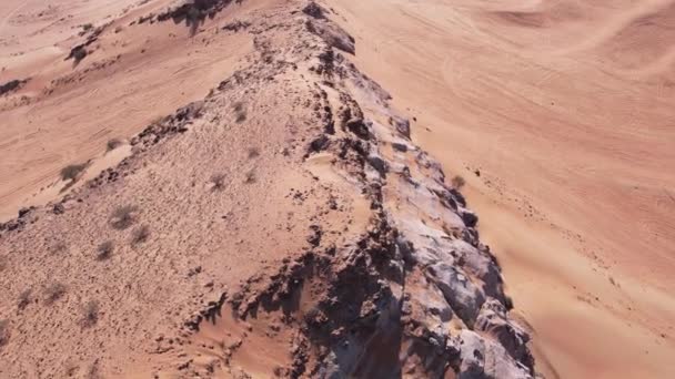 Беспилотник Пролетает Над Одинокой Скалой Среди Песчаных Дюн Пустыни Вид — стоковое видео