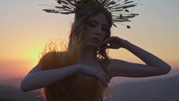 Junges Weibliches Model Herbstlichen Outfit Posiert Vor Sonnenuntergang Den Bergen — Stockvideo