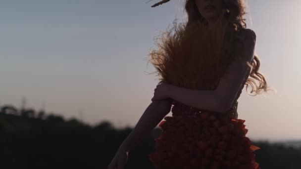 Närbild Bålen Vacker Ung Kvinna Höst Outfit Blommor Och Blad — Stockvideo