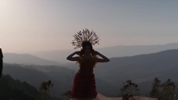 Фоне Заката Горах Стоит Молодая Женщина Осеннем Наряде Цветов Травы — стоковое видео