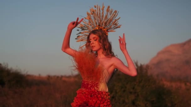 Фоне Заката Горах Стоит Молодая Женщина Осеннем Наряде Цветов Травы — стоковое видео