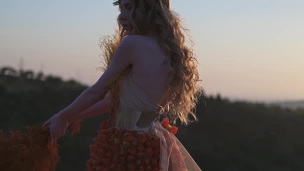 Ung Kvinna Huvudbonad Spikelets Och Höstklänning Blommor Håller Torra Grenar — Stockvideo