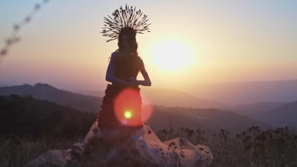 Dikenli Başlıklı Genç Bayan Manken Dağlarda Günbatımının Arka Planında Çiçeklerden — Stok video