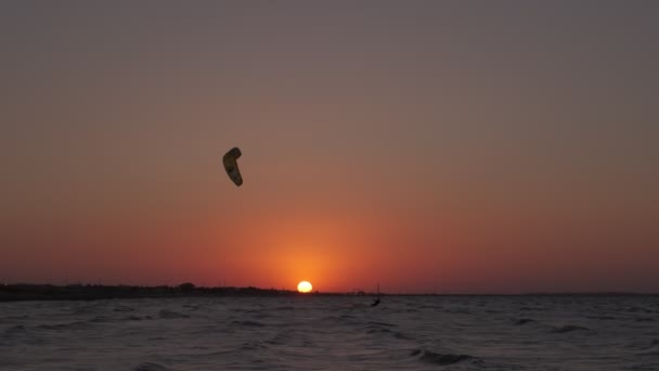 Kiteboarding Sunset Man Kiteboard Rides Evening Mans Silhoulette Setting Sun — Stock videók