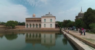 İHA, Sitorai Mohi-Hosa Sarayı 'nın havuzu üzerinde uçuyor. Buhara Emiri 'nin kır evi. Hava Görünümü.