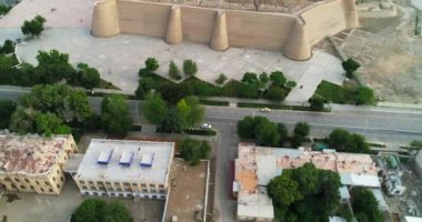 Antik Ark kalesinin üzerinde bir dron uçuyor. Eski Buhara, Özbekistan civarında. Bulutlu bir sabah. Hava Görünümü.