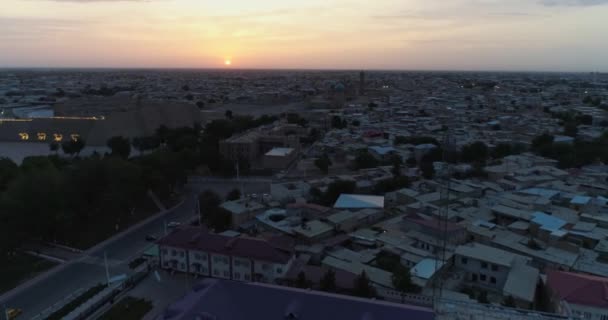 Pesawat Tak Berawak Itu Terbang Atas Rumah Rumah Bukhara Tua — Stok Video