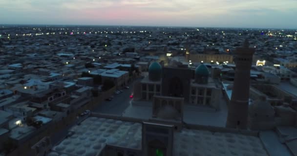 Sebuah Drone Terbang Atas Kompleks Arsitektur Poi Kalon Antara Rumah — Stok Video