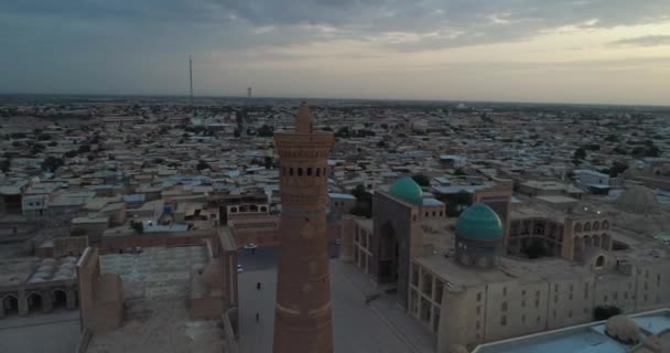 Drón Poi Kalon Építészeti Komplexum Minaretje Körül Repül Háttérben Bukhara — Stock videók