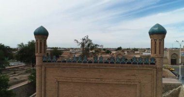 İnsansız hava aracı Özbekistan 'ın eski Buhara kentindeki Magok-i-Attari Cami kompleksinin ana kapısına yakın uçuyor. Bulutlu bir gün. Hava Görünümü.