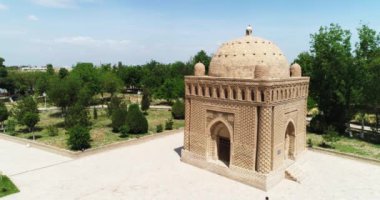 Hava aracı güneşli bir günde Ismoil Somoniy medresesinde uçuyor. Özbekistan, Buhara. Hava Görünümü.