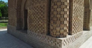 Güneşli bir günde bir İHA Ismoil Somoniy medresesine yakın uçar. Özbekistan, Buhara. Hava Görünümü.